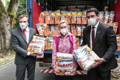 notícia: Na capital, Governo do Estado recebe doação de 600 cestas de alimentos de empresa
