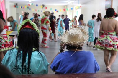 notícia: Hospital de Clínicas humaniza atendimento psiquiátrico com arraial junino