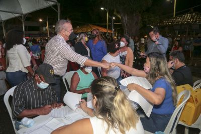 Orlando Reis (e), presidente da Cohab, durante a entrega dos benefícios em Mosqueiro