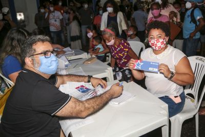 Marli Chumber de Lima recebendo o benefício, que vai permitir realizar o sonho de uma casa melhor