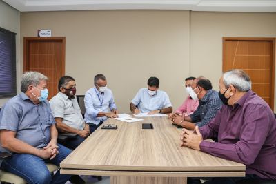notícia: Governador assina as ordens de serviço para reconstruir três terminais hidroviários no Marajó