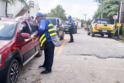 notícia: Agentes do Detran orientam motoristas sobre nova sinalização no Farol Velho