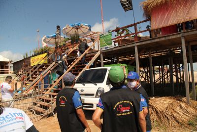 notícia: Procon e Vigilância Sanitária Estadual fiscalizam barracas na praia do Atalaia, em Salinópolis
