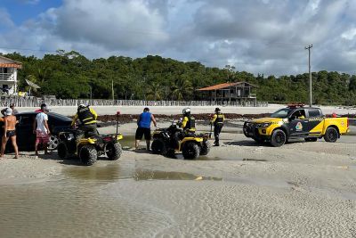 notícia: Agentes do Detran retiram carro preso em piscina d'água no Farol Velho