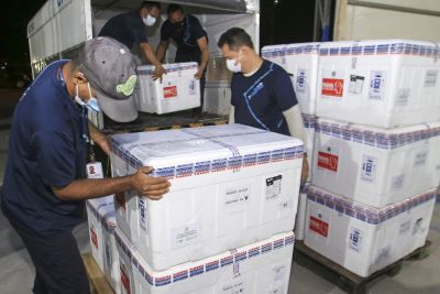 notícia: Mais 127.400 mil doses de vacinas contra covid-19 já estão em Belém, neste domingo (1º)