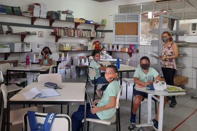 notícia: Novo grupo de alunos retorna às aulas presenciais na rede pública de ensino estadual