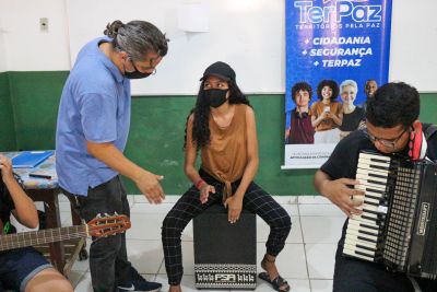 notícia: Jovens do Jurunas retomam as aulas de musicalização do projeto 'Música pela Paz'