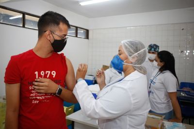 notícia: Profissionais da Educação recebem 2ª dose contra covid-19 em campi da Uepa, em Belém 