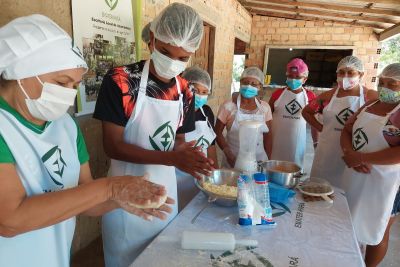 notícia: Emater realiza oficina sobre aproveitamento da macaxeira em localidade das ilhas de Ananindeua