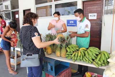 notícia: Agricultores familiares vendem produtos no estacionamento da Secretaria da Fazenda