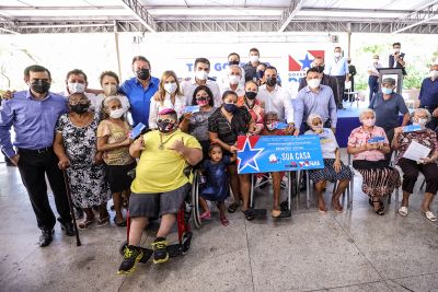 notícia: Governo entrega cheques para melhorar moradia de 340 famílias de baixa renda da capital