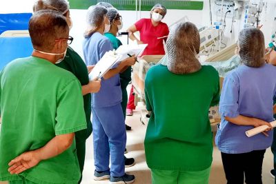 notícia: Visita multiprofissional à beira do leito otimiza atendimento de pacientes do Hospital Regional Público do Leste