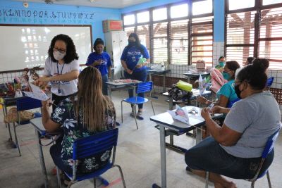notícia: Oficina de economia doméstica aborda ações de reciclagem e reuso de resíduos na Cabanagem