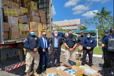 notícia: Sefa, RFB  e Policia Rodoviária Federal abrem caminhões com contrabando 