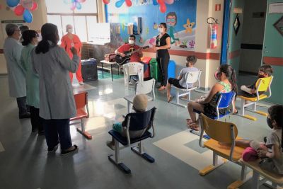 notícia: Crianças internadas no Metropolitano voltam às aulas presenciais na Classe Hospitalar