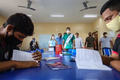 notícia: Governo do Estado entrega a 75ª escola reconstruída, no município  Santarém Novo