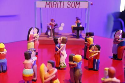 notícia: Exposição na Galeria Fidanza traz a memória afetiva do Círio por meio de um arraial em miriti