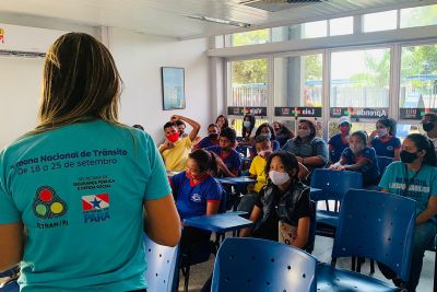 notícia: Em visita ao Detran, alunos assistidos pelo TerPaz aprendem sobre comportamento seguro no trânsito 