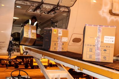 notícia: Pará recebe mais 93.600 doses de vacina contra a Covid-19 na madrugada desta sexta-feira