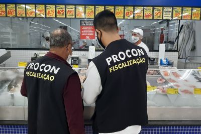 notícia: Procon e Ministério Público fiscalizam a venda de carcaça de peixe em rede de supermercados