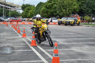 notícia: No Pará, agente do Detran é a primeira mulher motociclista batedor do Brasil 