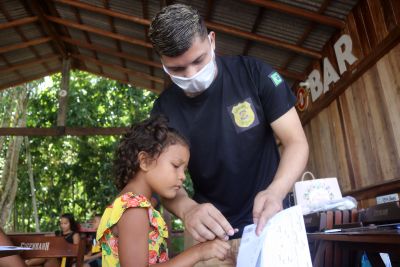 notícia: Moradores da Ilha do Combu, em Belém, recebem ação itinerante da Polícia Civil 