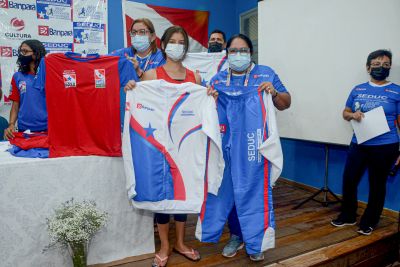 notícia: Seduc entrega uniforme para delegação do Pará que vai aos Jogos Escolares Brasileiros