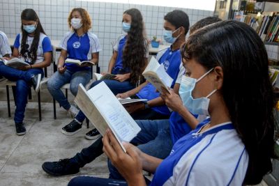 notícia: Secretaria de Educação do Estado promove ação de leitura em escola de Icoaraci