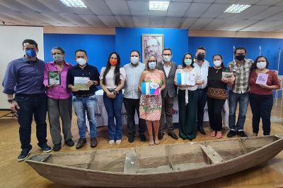 notícia: Imprensa Oficial entrega obras a pesquisadores da Universidade do Estado do Pará