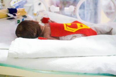 notícia: Bebês internados no Regional do Marajó se tornam super-heróis em campanha sobre cuidados com a prematuridade   