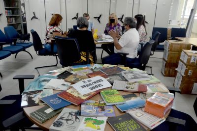 notícia: Política de educação do Estado beneficia servidores da Seduc na Feira Pan-Amazônica do Livro