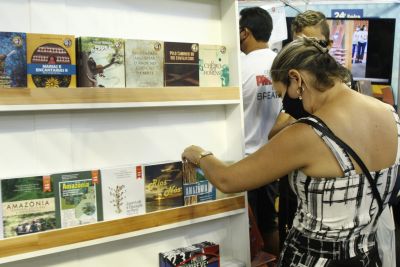 notícia: Livros da editora Dalcídio Jurandir são sucesso no estande da Ioepa durante a Feira do Livro