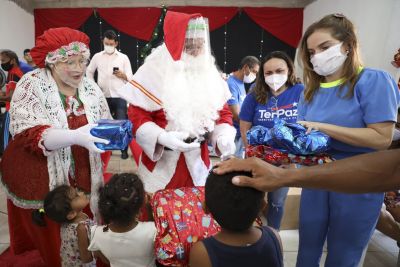 notícia: Crianças atendidas pelo programa Territórios pela Paz recebem brinquedos de Natal