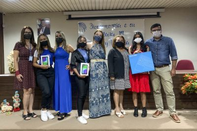notícia: Estudantes vencedores do concurso de redação sobre bioeconomia recebem prêmios