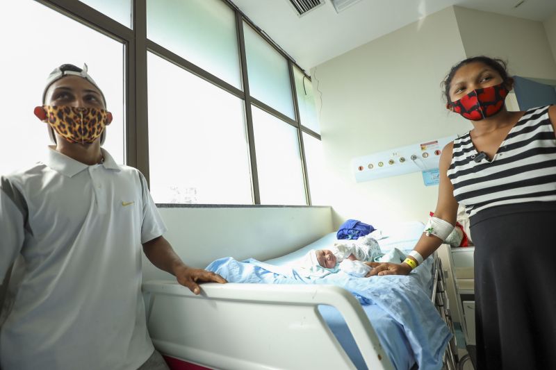 Angélica Maia Filho (mãe) e Fabrício Mendonça Batista (pai) <div class='credito_fotos'>Foto: Rodrigo Pinheiro / Ag.Pará   |   <a href='/midias/2022/originais/11516_eef441c4-3226-8228-e516-45481421831d.jpg' download><i class='fa-solid fa-download'></i> Download</a></div>