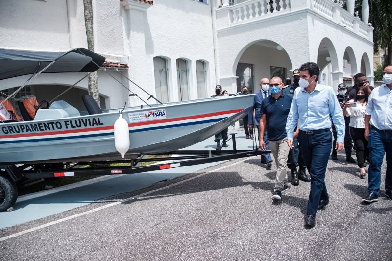 Governador Helder Barbalho entregou a embarcação à Prefeitura de Santa Cruz do Arari no Palácio do Governo, em Belém
