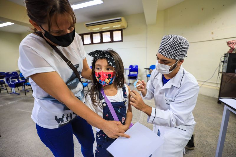As vacinas são destinadas a crianças de 5 a 11 anos, que devem ser acompanhadas por pais ou um responsável