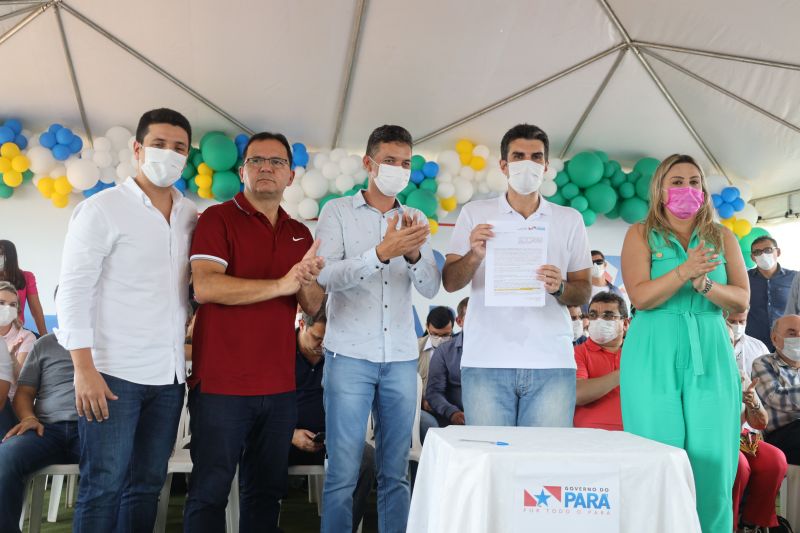 Helder Barbalho após a assinatura de convênio com a Prefeitura de Anapu
