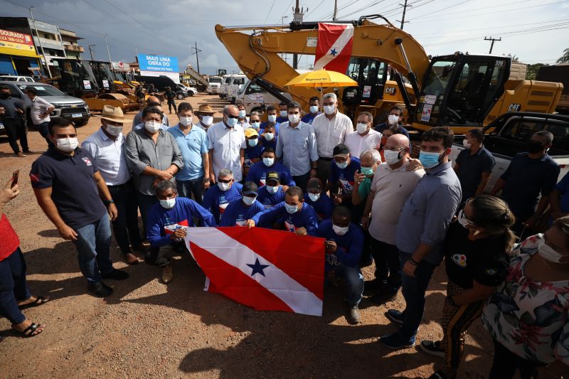 Governador Helder Barbalho, autoridades, parlamentares e operários que vão trabalhar na construção da ponte