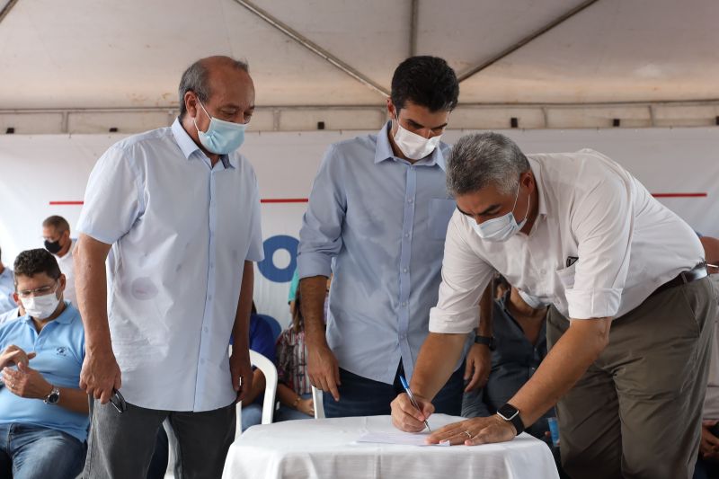 Governador Helder Barbalho (c), o prefeito Sebastião Miranda (e) e o secretário Adler Silveira na assinatura da Ordem de Serviço
