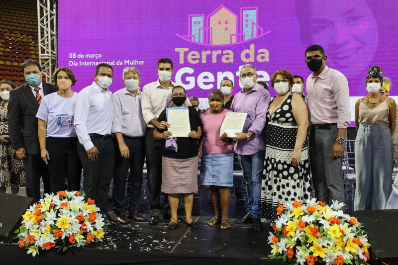 Cooperação entre Estado e Prefeitura de Belém permite entrega de títulos de propriedade <div class='credito_fotos'>Foto: Marco Santos / Ag. Pará   |   <a href='/midias/2022/originais/12913_150fe316-9dc8-a2bf-057e-2d84c6bc9d33.jpg' download><i class='fa-solid fa-download'></i> Download</a></div>