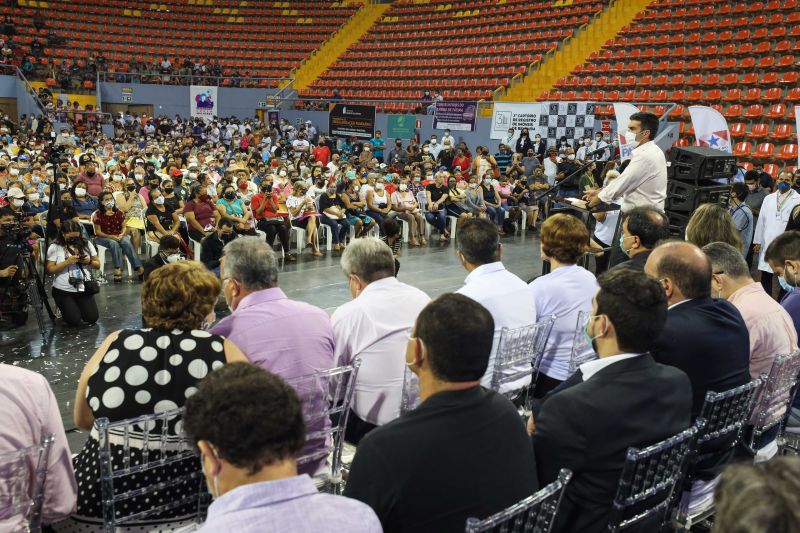 Cooperação entre Estado e Prefeitura de Belém permite entrega de títulos de propriedade <div class='credito_fotos'>Foto: Marco Santos / Ag. Pará   |   <a href='/midias/2022/originais/12913_ea4a8a9a-1d31-a50b-dec1-ffa8493ddb95.jpg' download><i class='fa-solid fa-download'></i> Download</a></div>