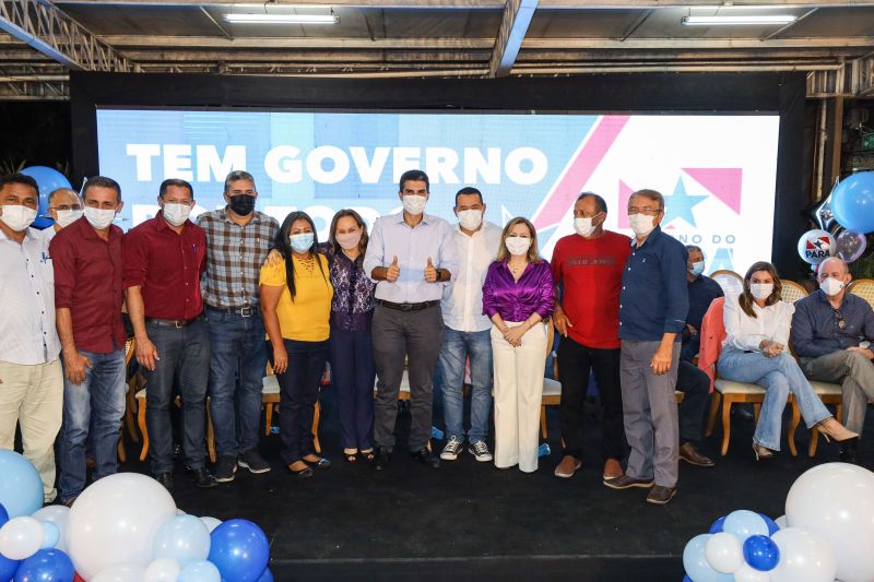 Governador Helder Barbalho, secretária Elieth Braga e prefeitos de municípios contemplados