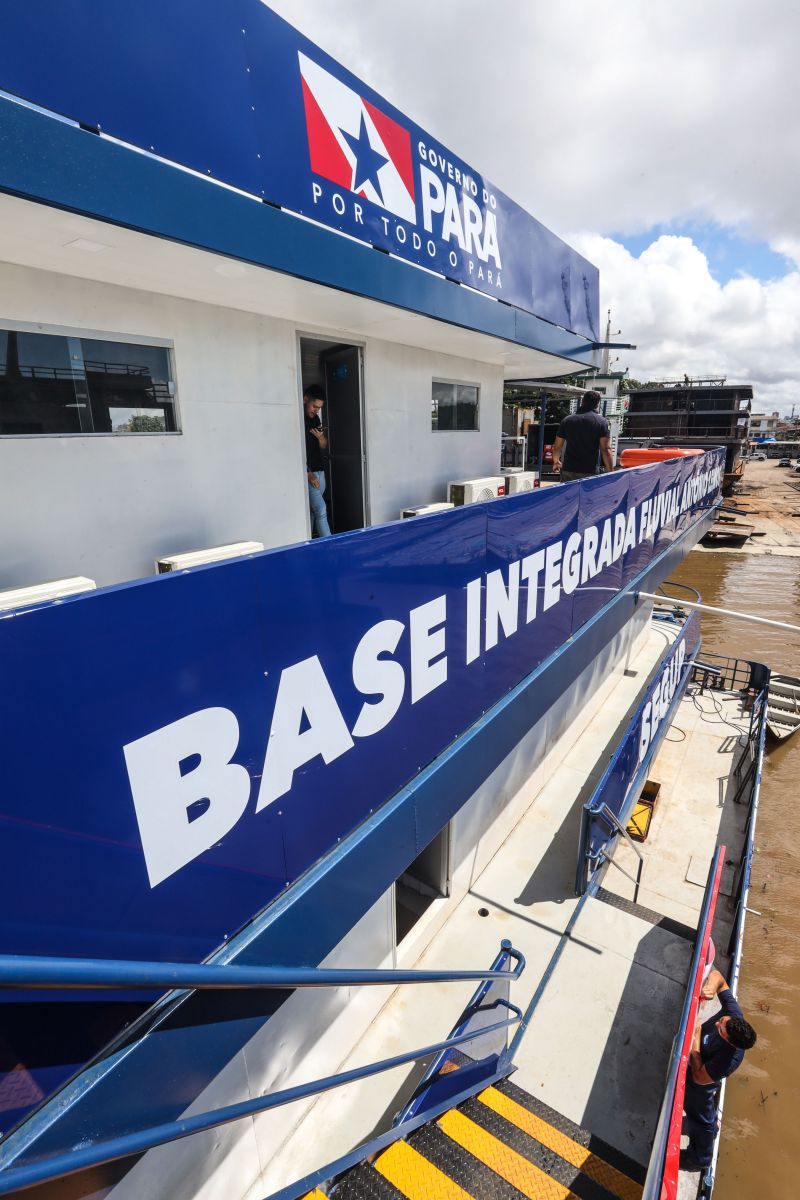Governador Helder Barbalho visita instalações da Base integrada fluvial Antônio Lemos em belém- Fotos Marco Santos_ Ag Pará <div class='credito_fotos'>Foto: Marco Santos / Ag. Pará &nbsp;&nbsp;|&nbsp;&nbsp; <a href='/midias/2022/originais/14156_07e45665-cfe1-059c-ea96-240e80283f95.jpg' download><i class='fa-solid fa-download'></i> Download</a></div>