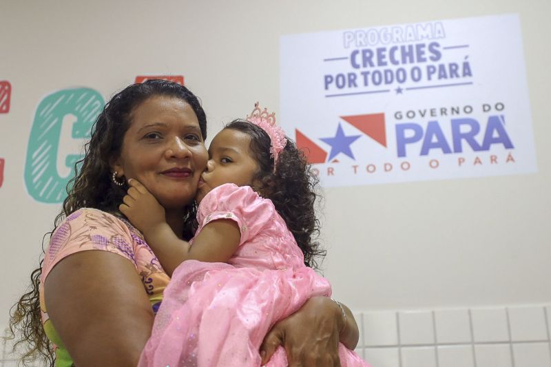 Claudiane da Silva e a filha Maria Vitória