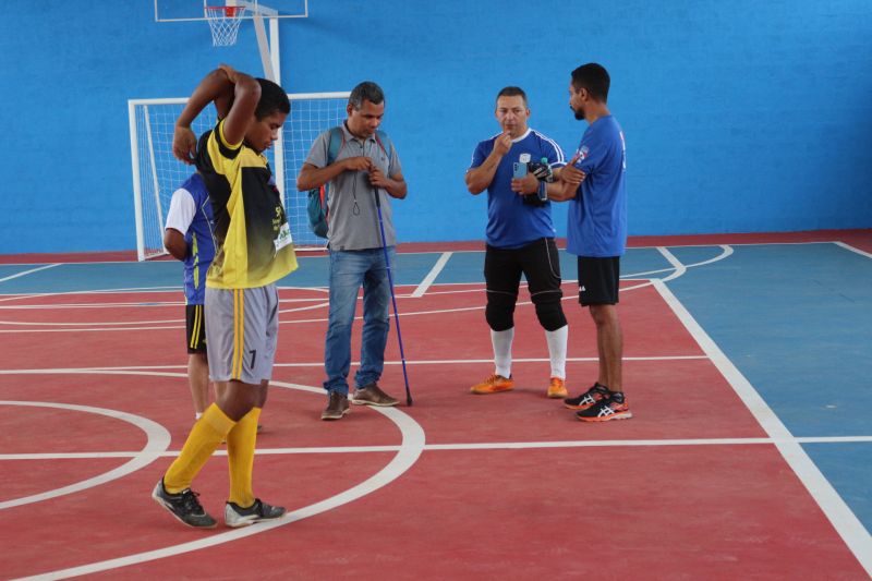 Aula de futebol para pessoas cegas