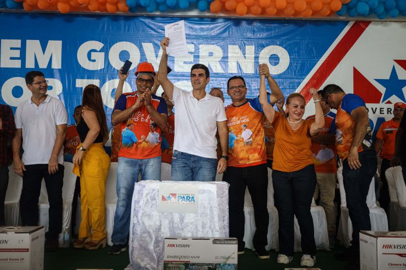 Governador Helder Barbalho após a assinatura do convênio com a Prefeitura de Porto de Moz 