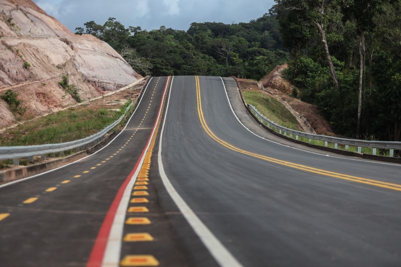 Imagens da Avenida Elis Ribeiro Pinto (novo nome da Avenida Moaçara), em Santarém - Rodrigo Pinheiro AgPará
<div class='credito_fotos'>Foto: Rodrigo Pinheiro / Ag.Pará | <a href='/midias/2022/originais/14756_683da7a9-7d31-e2ab-7c27-e357ca010efe.jpg' download><i class='fa-solid fa-download'></i> Download</a></div>