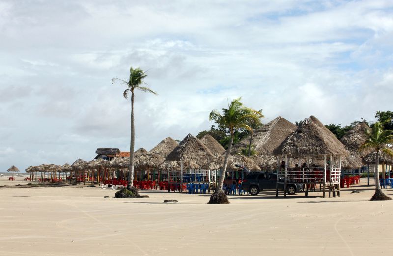 Praia do Pesqueiro, em Soure na Ilha do MarajÃ³.

FOTO: CLÃUDIO SANTOS/ARQUIVO AG. PARÃ
DATA: 21-03-2009
BELÃ‰M-PARÃ <div class='credito_fotos'>Foto: Pedro Guerreiro / Ag. Pará   |   <a href='/midias/2022/originais/14876_8cbad402-74d9-e860-2ff3-840b9a46fd49.jpg' download><i class='fa-solid fa-download'></i> Download</a></div>