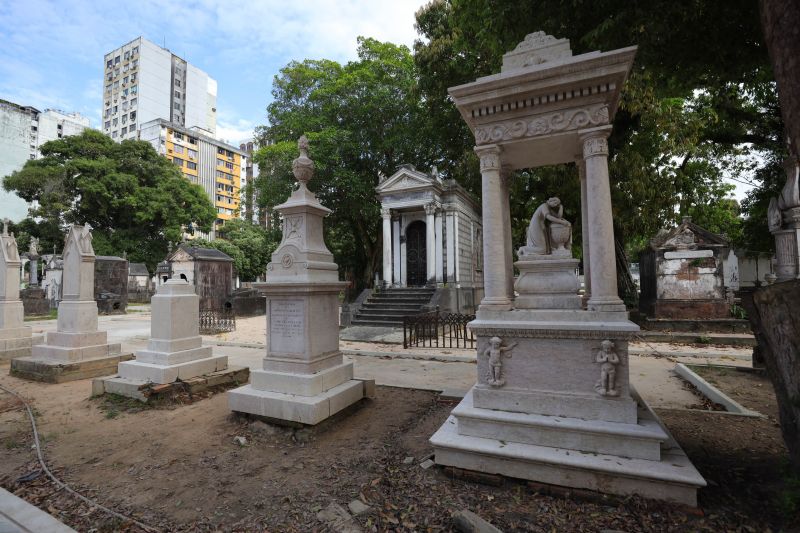Obra de recuperação do Cemitério da Soledade, necrópole pública fundada em 1850, devido epidemia de febre amarela do século XIX, situado no bairro de Batista Campos na cidade paraense de Belém (estado brasileiro do Pará). <div class='credito_fotos'>Foto: David Alves / Ag.Pará | <a href='/midias/2022/originais/14905_04342f9f-0a2c-4f6b-7e04-c1939071d2c3.jpg' download><i class='fa-solid fa-download'></i> Download</a></div>